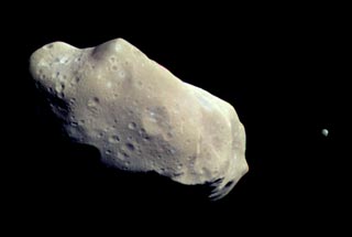 Asteroid Ida mit seinem Mini-Mond Dactyl (Foto NASA/JPL)