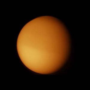 Die dichte Atmosphäre von Titan (Foto NASA)