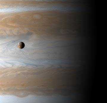 Io auf seiner Umlaufbahn um Jupiter (Foto NASA)