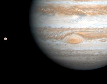 Mond Io und Gasplanet Jupiter mit dem Großen Roten Fleck (Foto NASA)